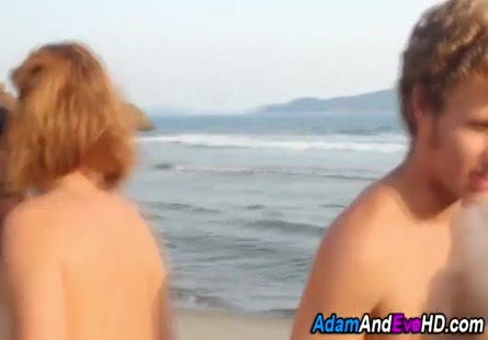 Filles chaudes faisant lamour sur le rivage sablonneux, entre elles et avec leurs jouets.